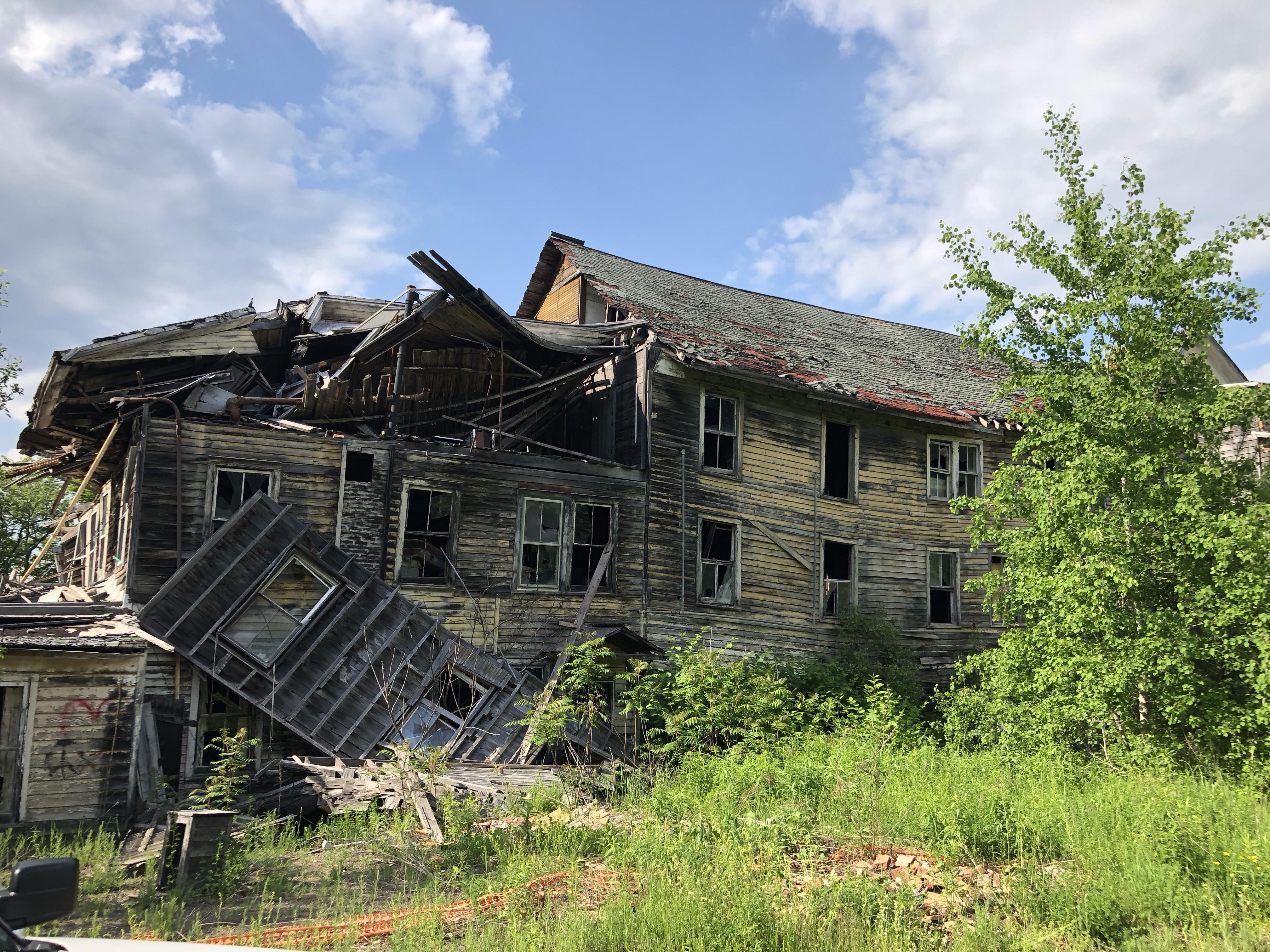 With summer officially underway, people are getting ready to spend more time outdoors soaking in the sun. Totally run down country house in upstate NY : AbandonedPorn