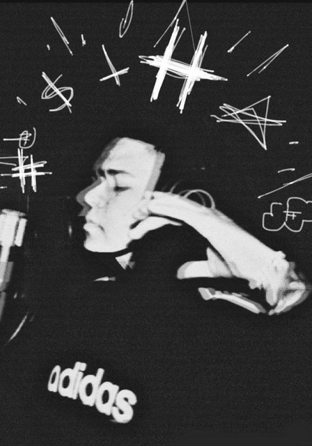 Junior h & natanael cano] traigo buena clica, me la rolo con los morros yo controlo los negocios, pues mi padre me enseñó de la perla pa' tijuana, unas horas y me llaman cotorreando yo me. Junior H Spotify Listen Free