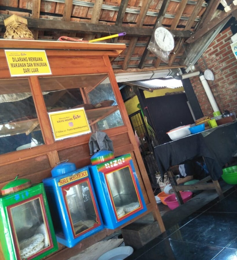 Warung tuman di bsd menyajikan makanan gaya minang foto: Menikmati Pecak Khas Betawi Di Warung Kayu Manis