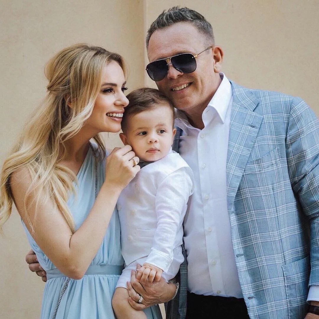 Izabela janachowska odkąd związała się, a potem poślubiła starszego od . Izabela Janachowska Z Mezem Rozprawiaja O Relacjach Christophera Alexandra Z Przyrodnim Bratem Naturalnie Do Niego Lgnie Pudelek