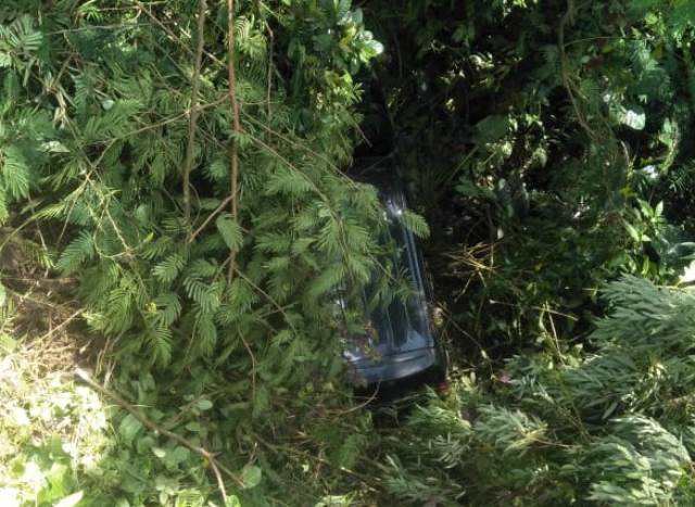 Ambil HP Jatuh Saat Nyetir, Xenia Masuk Jurang - Media Pelangi