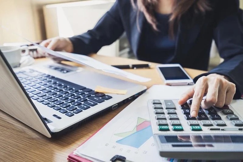 تزوير فواتير يدفع مديرية الضرائب إلى تعقب أختام مقاولين ذاتيين
