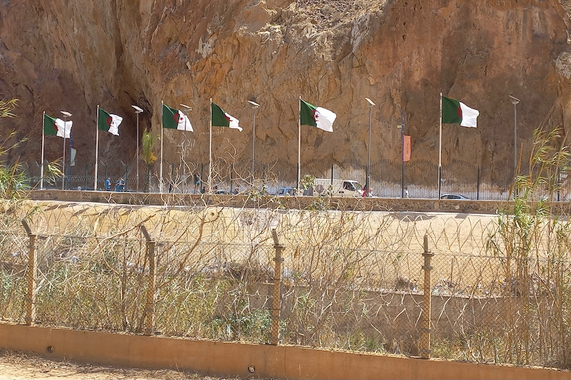المغرب يتسلم محتجزين بالجزائر المغرب يتسلم محتجزين بالجزائر
