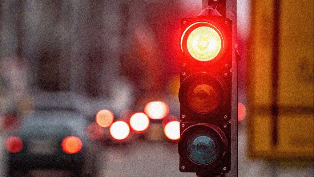 هل تنظم أم تربك؟ .. أضواء المرور تثير جدلا بطنجة