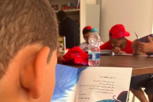 "القراءة سفر ومتعة".. مبادرات تنمّي حب المطالعة في مخيمات الأطفال