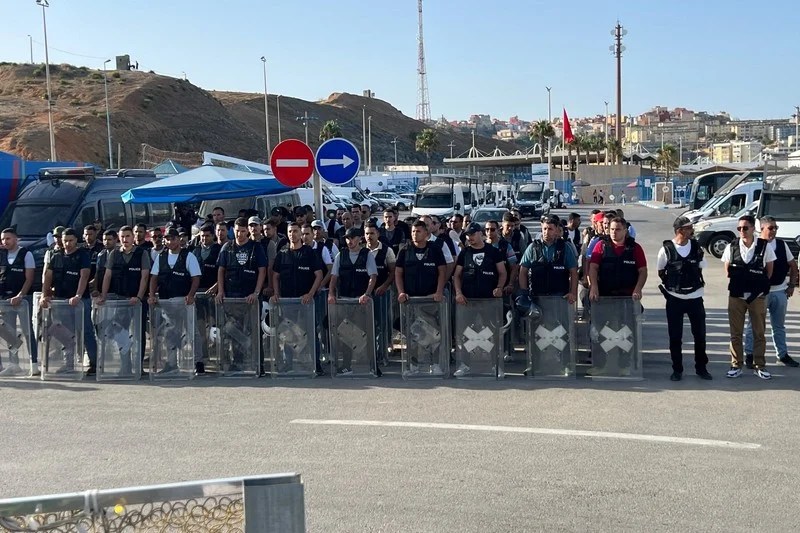 فرق مكافحة العصابات والشغب تعزز الجاهزية الأمنية في محيط سبتة ومليلية