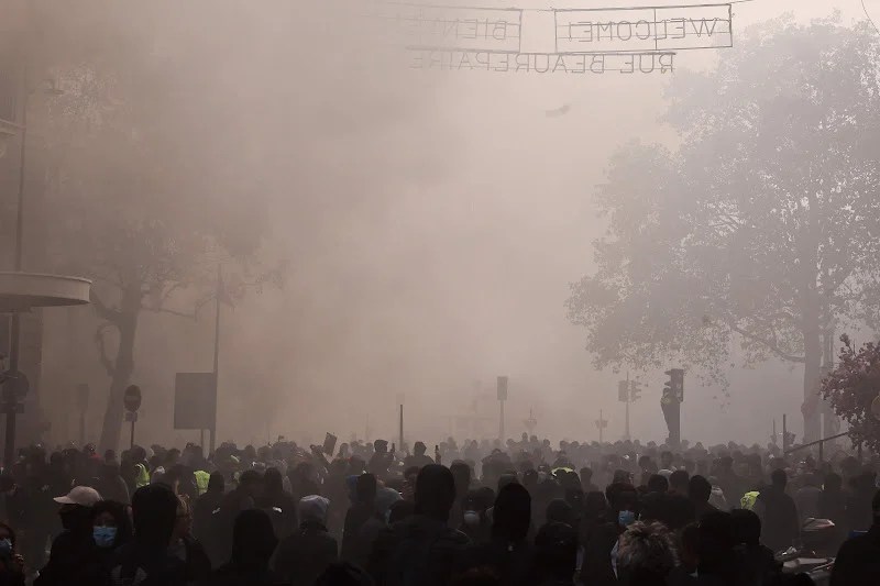 إنها الثورة.. فرنسا تشتعل بالاحتجاجات والأمن يمنع مسيرة نحو قصر الإليزيه