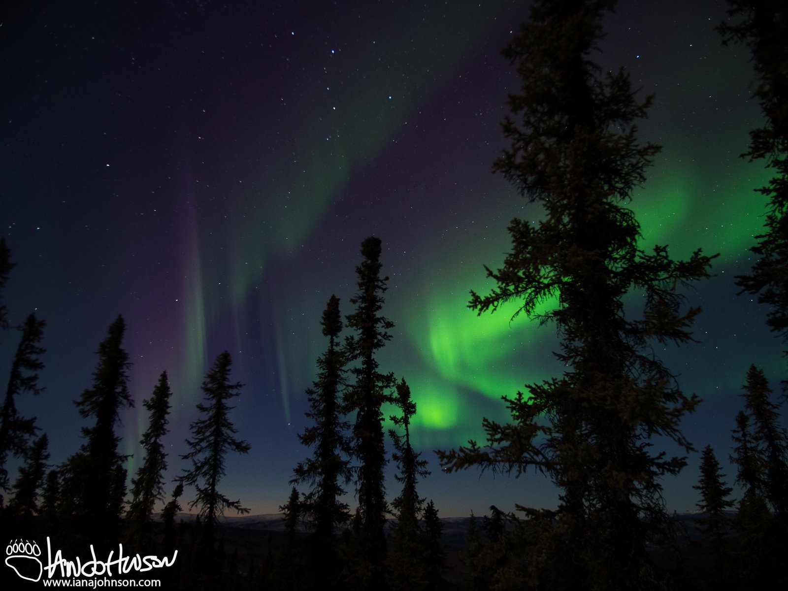 Earlier in the night the sun-kissed aurora could be seen on the left edges