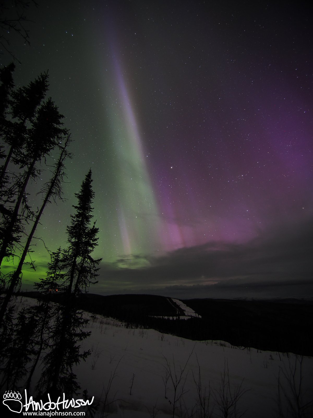 A huge pillar of aurora shoots into the sky.