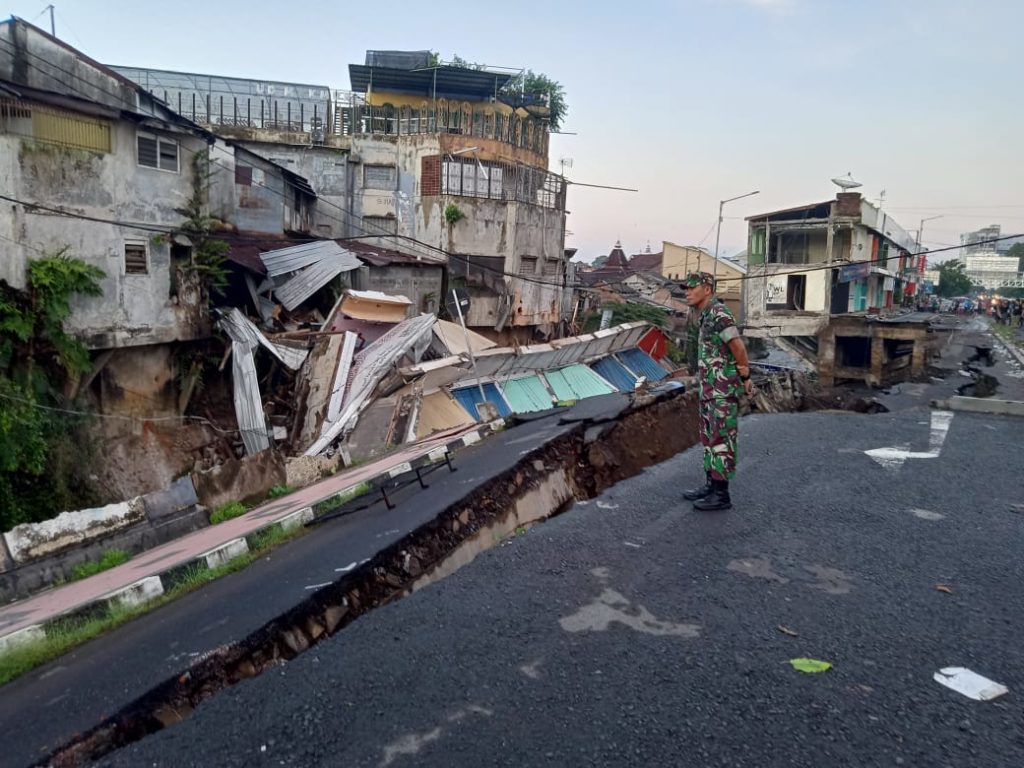 Ruko Aset Pemkab Jember yang Ambruk Melanggar Garis Sempadan Sungai |  idealoka