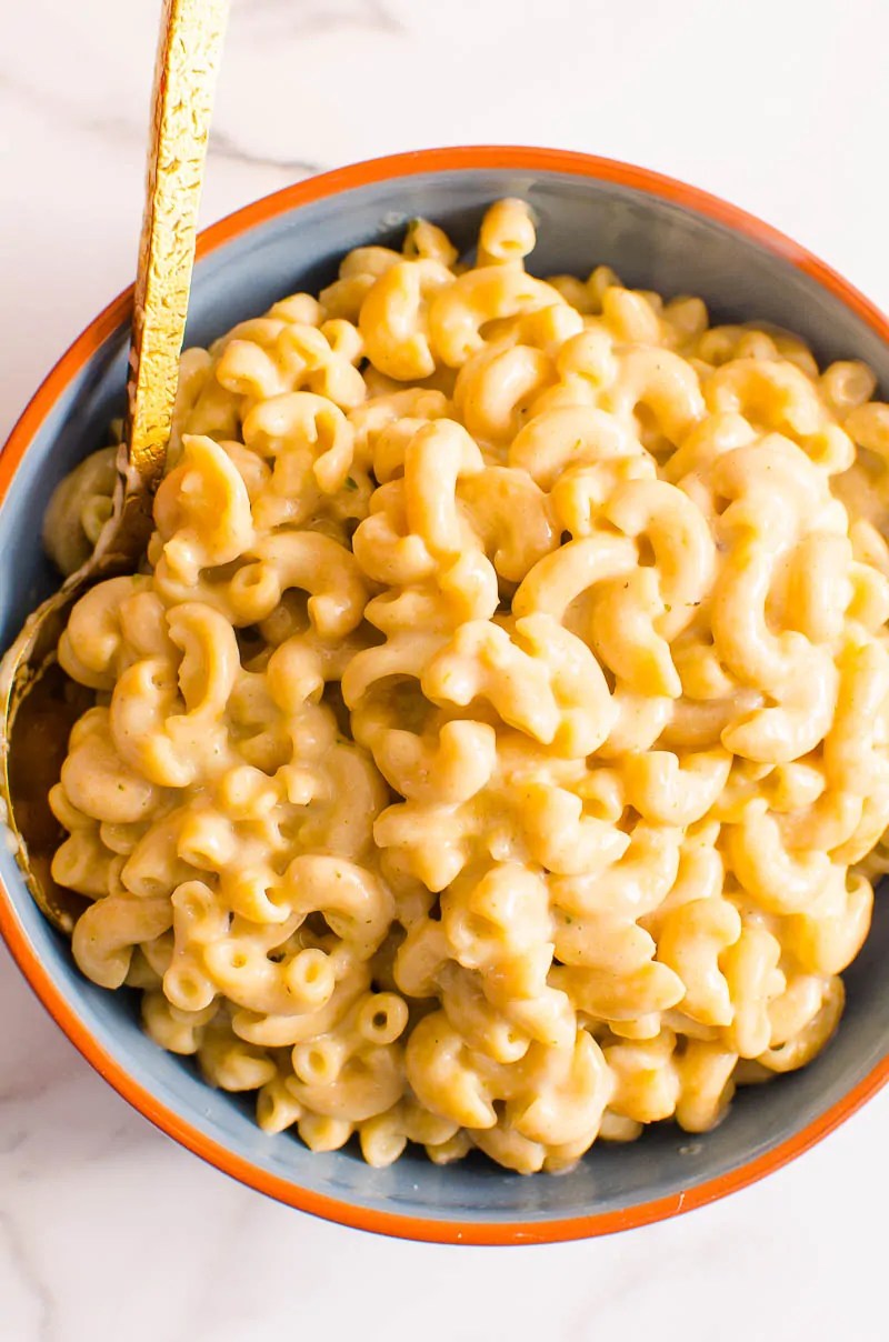 100 grams of macaroni and cheese, canned entree contain 3.38 grams of protein, 2.46 grams of fat some minerals can be present in macaroni and cheese, canned entree, such as sodium (302 mg), potassium (84 mg) or phosphorus (47 mg) but no fluoride. Healthy Mac And Cheese One Pot 15 Minutes Ifoodreal Com