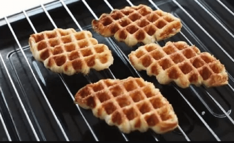 Roti ubi korea sendiri masuk ke dalam jajaran jajanan kekinian yang sempat viral di tahun 2020 lalu, moms. Mengenal Apa Itu Croffle Camilan Kekinian yang Viral