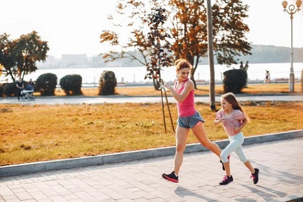 3 Cara Bikin Si Kecil Suka Olahraga