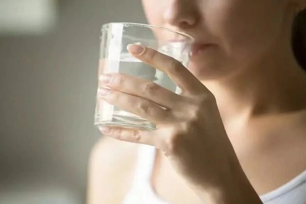 8 Manfaat Rutin Minum Air Garam Hangat Yang Harus Kamu Tahu