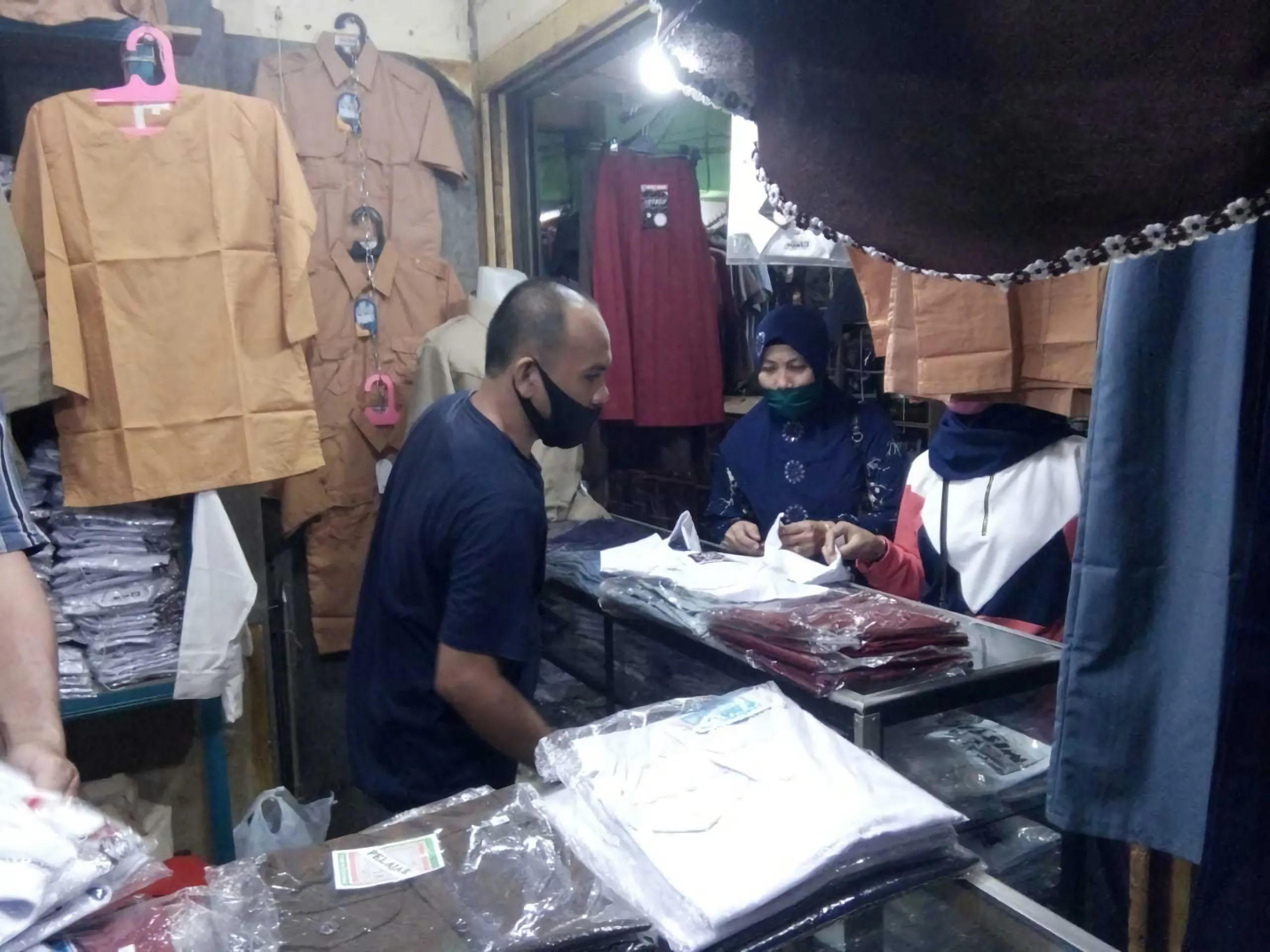 Jelang Tahun Ajaran Baru, Penjualan Seragam Sekolah dan ATK Sepi Pembeli -  starbanjar.com