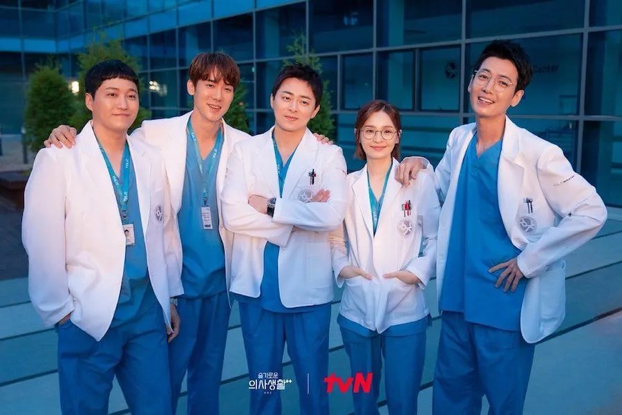Rekomendasi 5 drama korea tentang kedokteran selain hospital playlist yang wajib kamu tonton. Drama Korea Trenasia Com