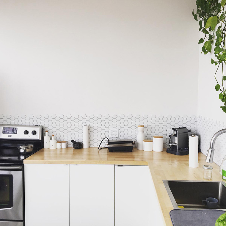 Pemasangan ini juga bertujuan untuk membawa suasana modern yang hangat pada ruangan dapur di rumah bunda. Intip 6 Ide Sederhana Untuk Percantik Dapur