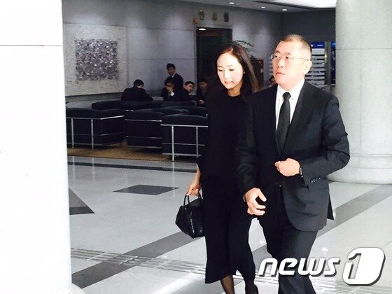 정의선 현대차그룹 회장(왼쪽)과 부인 정지선씨(오른쪽)가 27일 오전 장녀 진희씨 결혼식이 열리는 서울 중구 정동교회에서 가족사진을 찍고 있다. Ì •ì˜ì„  Ë¶€íšŒìž¥ Ë¶€ë¶€ Ê³  Êµ¬íƒœíšŒ Ëª…ì˜ˆíšŒìž¥ Ë¹ˆì†Œ Ì°¾ì•„ Ì• ë„ Ì¢…í•©