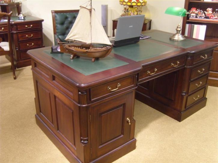 Of je nu je eerste oorgaatje laat schieten, er al een paar hebt of opnieuw toe bent aan oorgaatjes: Klassiek engels bureau 160x75 cm NU 798,= - Tweedehands en