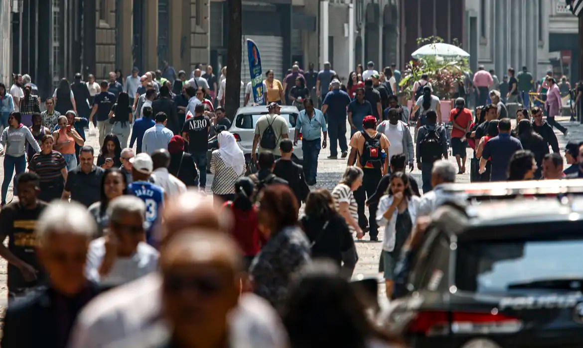 Mais de 8,6 milhões deixam pobreza; Brasil tem melhor nível desde 2012