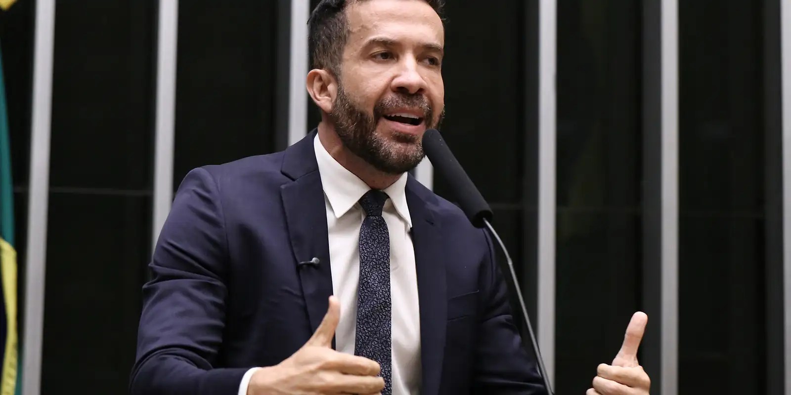 Deputado André Janones é internado com arritmia em São Paulo