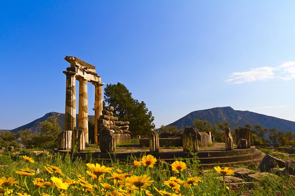 Dating back to 1400 bc, the oracle of delphi was the most important shrine in all greece, and in theory all greeks respected its independence. Delphi Greece Map Location Facts Information Pictures Guide