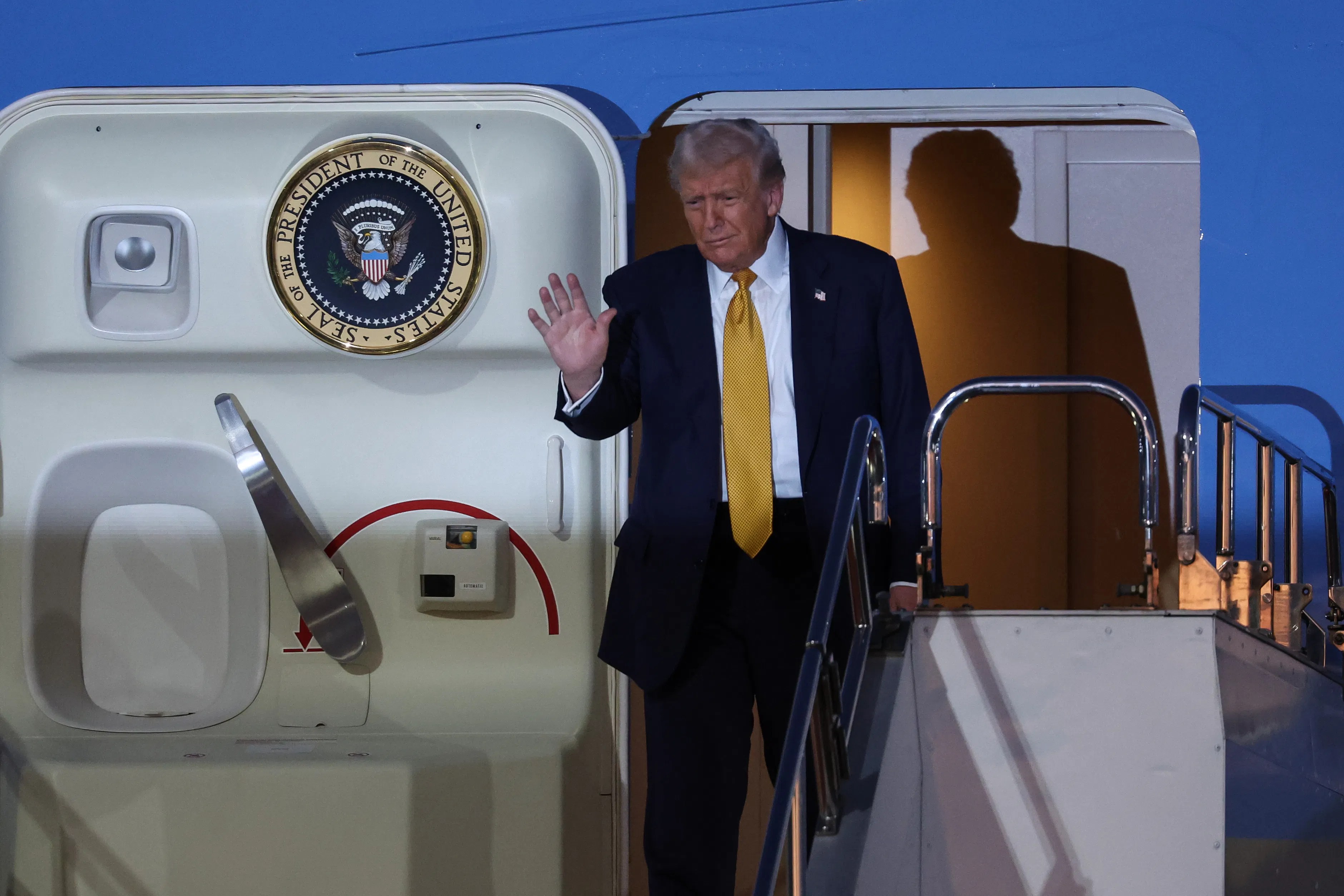 Trump Mulls More Aid to Argentina as Government Shutdown Continues