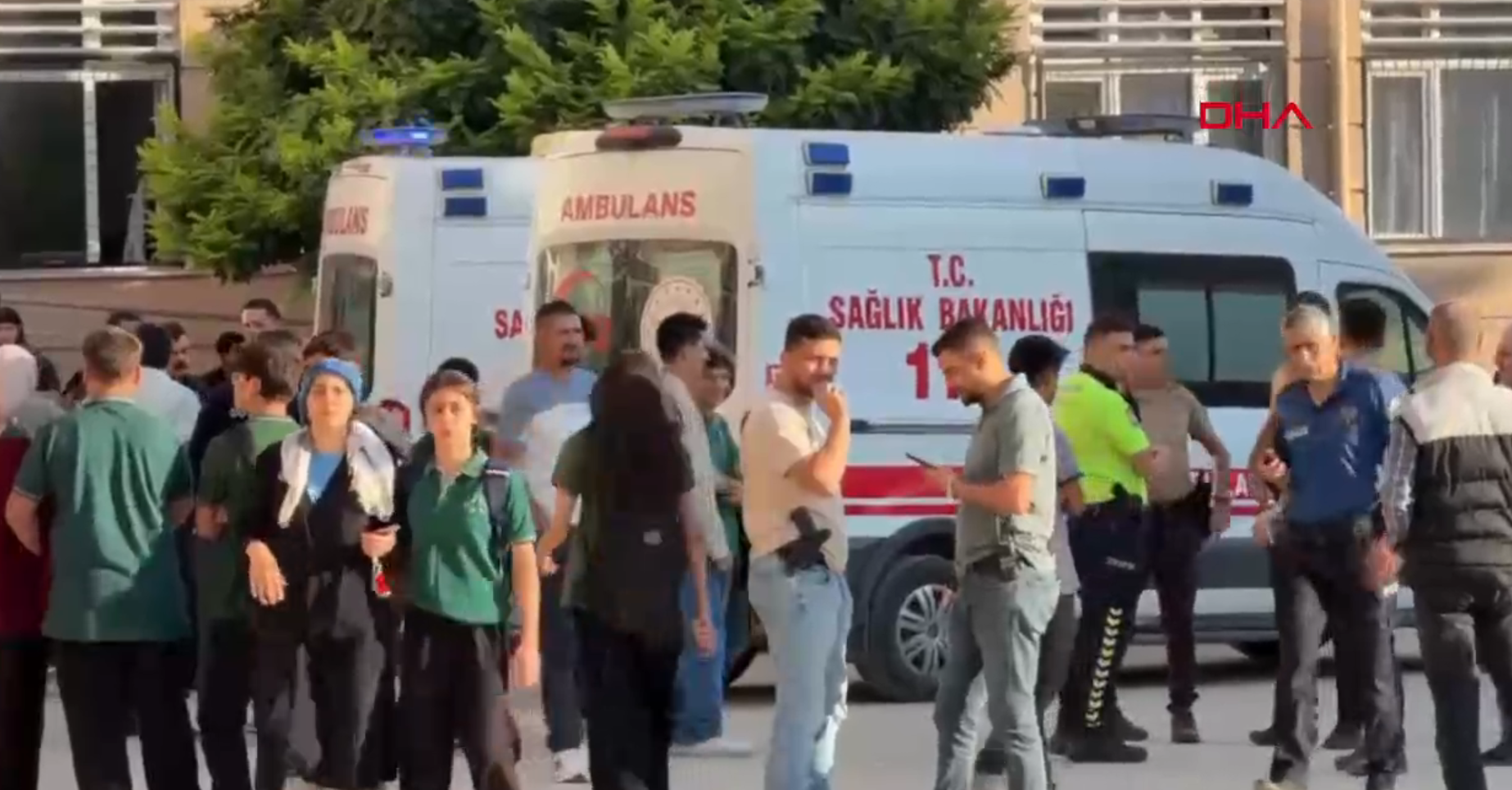 Manisa Turgutlu'da lisenin önünde silahlı saldırı: Yaralılar var
