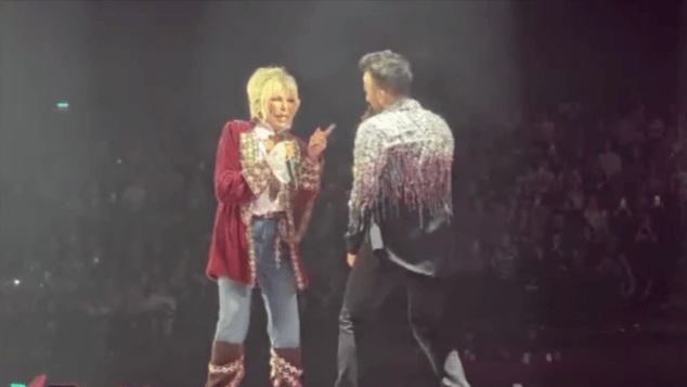 Tarkan’dan bir konser sürprizi daha. Pop müziğin iki starı düet yaptı