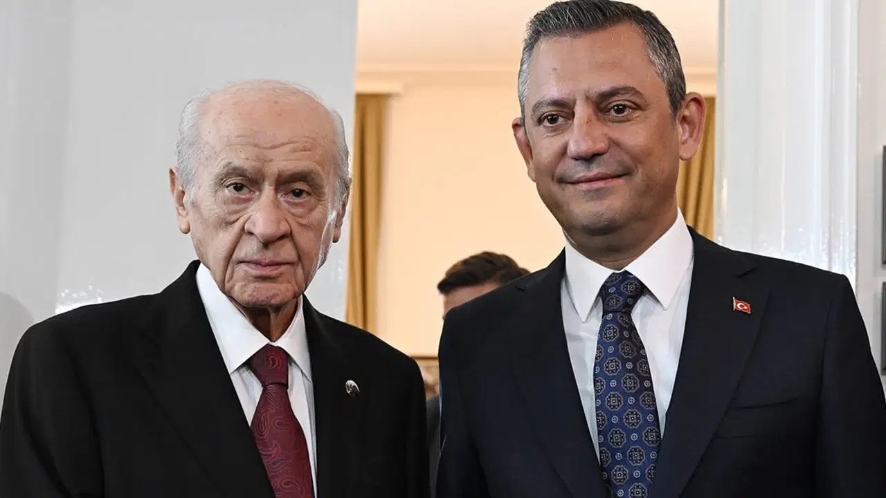 Based on this information, write a new short title in Turkish: Özel ile Bahçeli telefonda görüştü