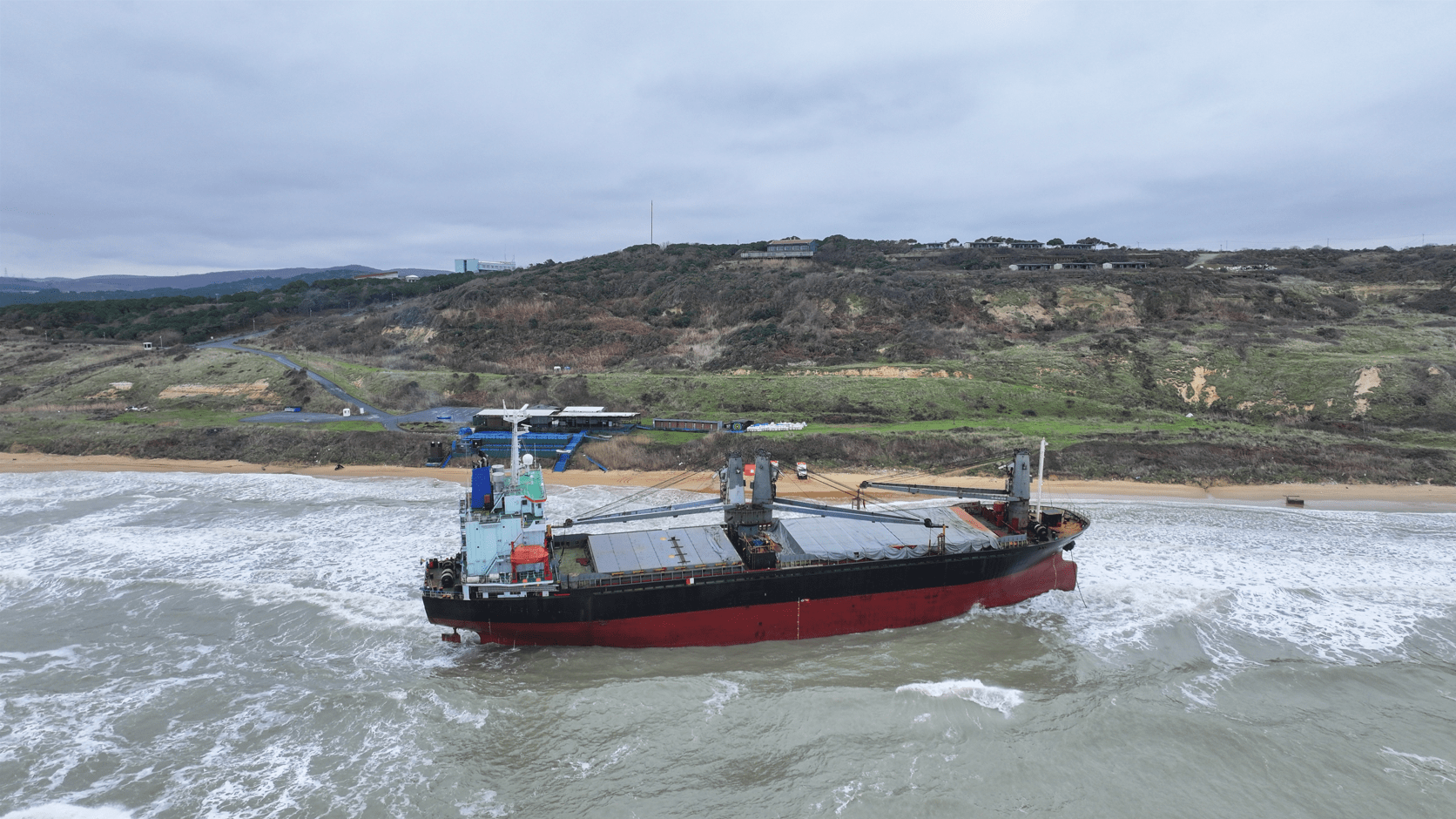Sarıyer’de karaya oturan gemi. Kaptan hastaneye kaldırıldı