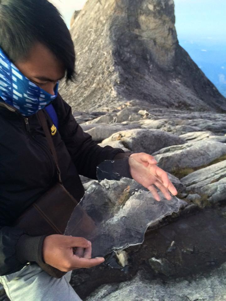 Perbuatan berbogel oleh sekumpulan pelancong luar negara dipercayai telah menyebabkan kemarahan aki dan seterusnya menyebabkan gempa bumi. Gunung Kinabalu Dibuka Semula Dengan Lebih Banyak Spectacular Views Di Laluan Baru