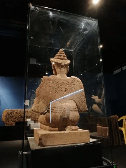 Untuk melihat detail lagu aku lagi bete beb klik salah satu judul yang cocok, kemudian untuk link download aku lagi bete beb ada di halaman berikutnya. FOTO Lelaki Ini Meremang Melihat Pameran âThe Lost