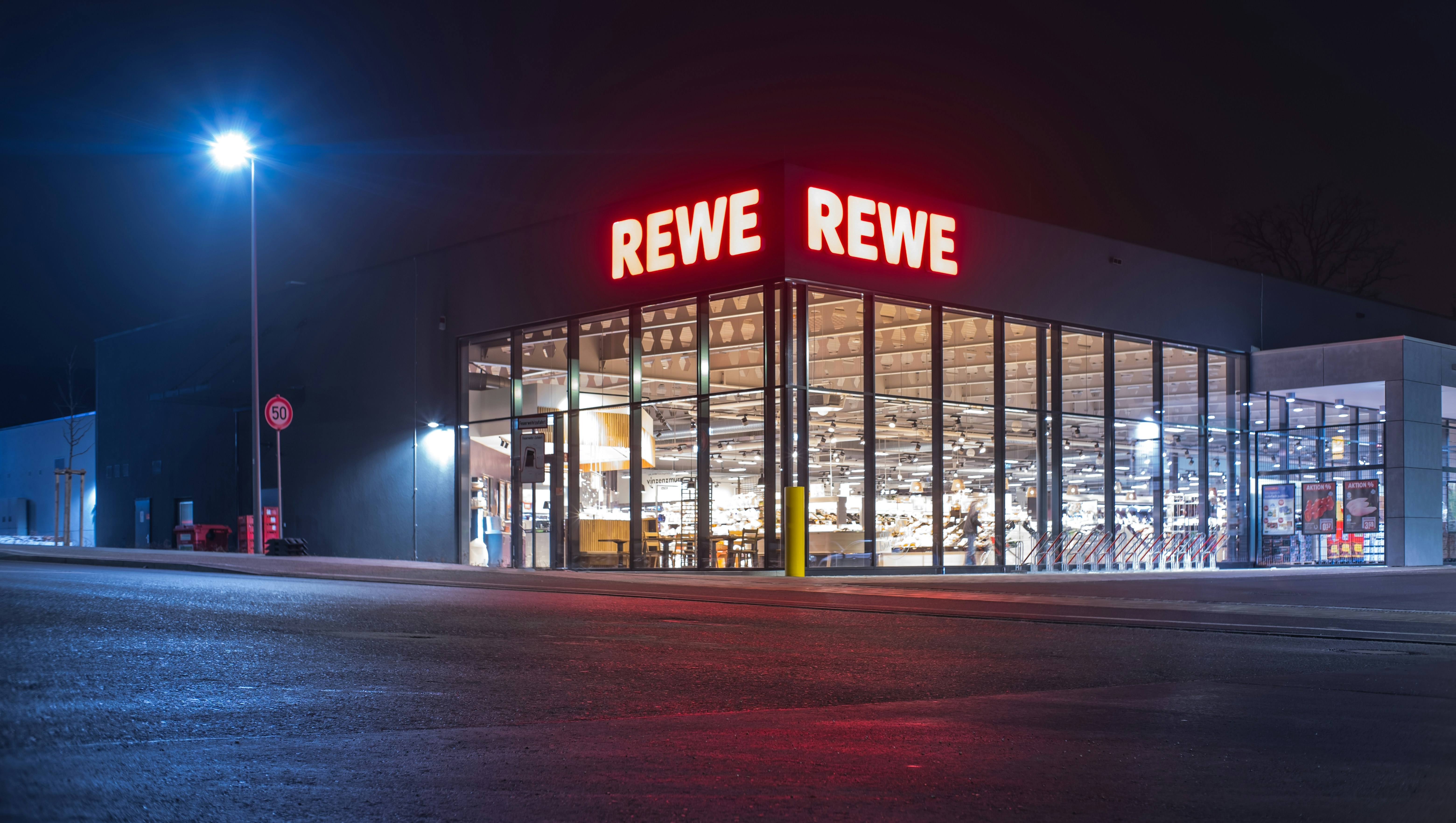 Fischach: 23-Jähriger randaliert im REWE-Markt – Polizei nimmt Mann in Gewahrsam