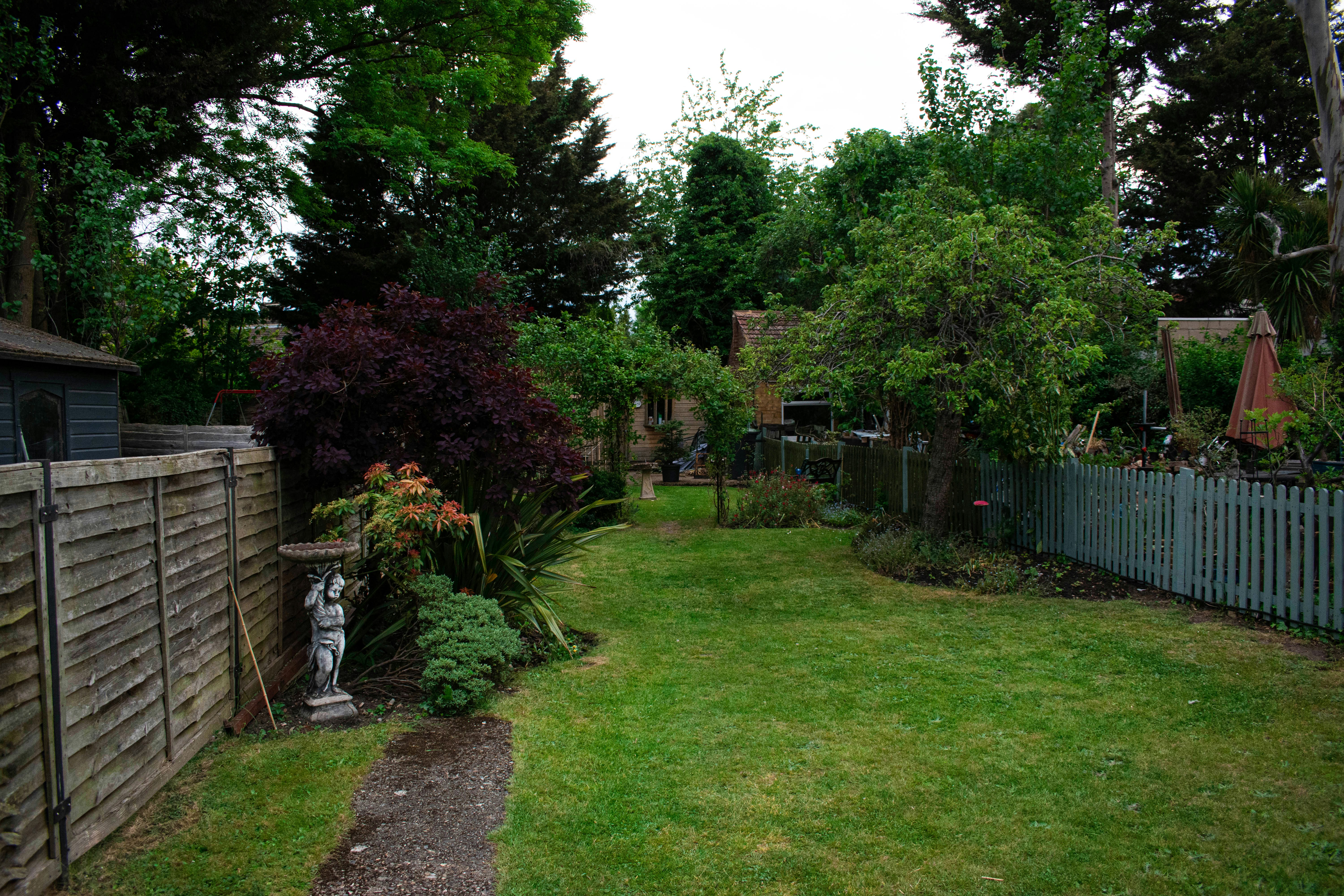 What Garden Layout Ideas Work Well in Small Spaces
