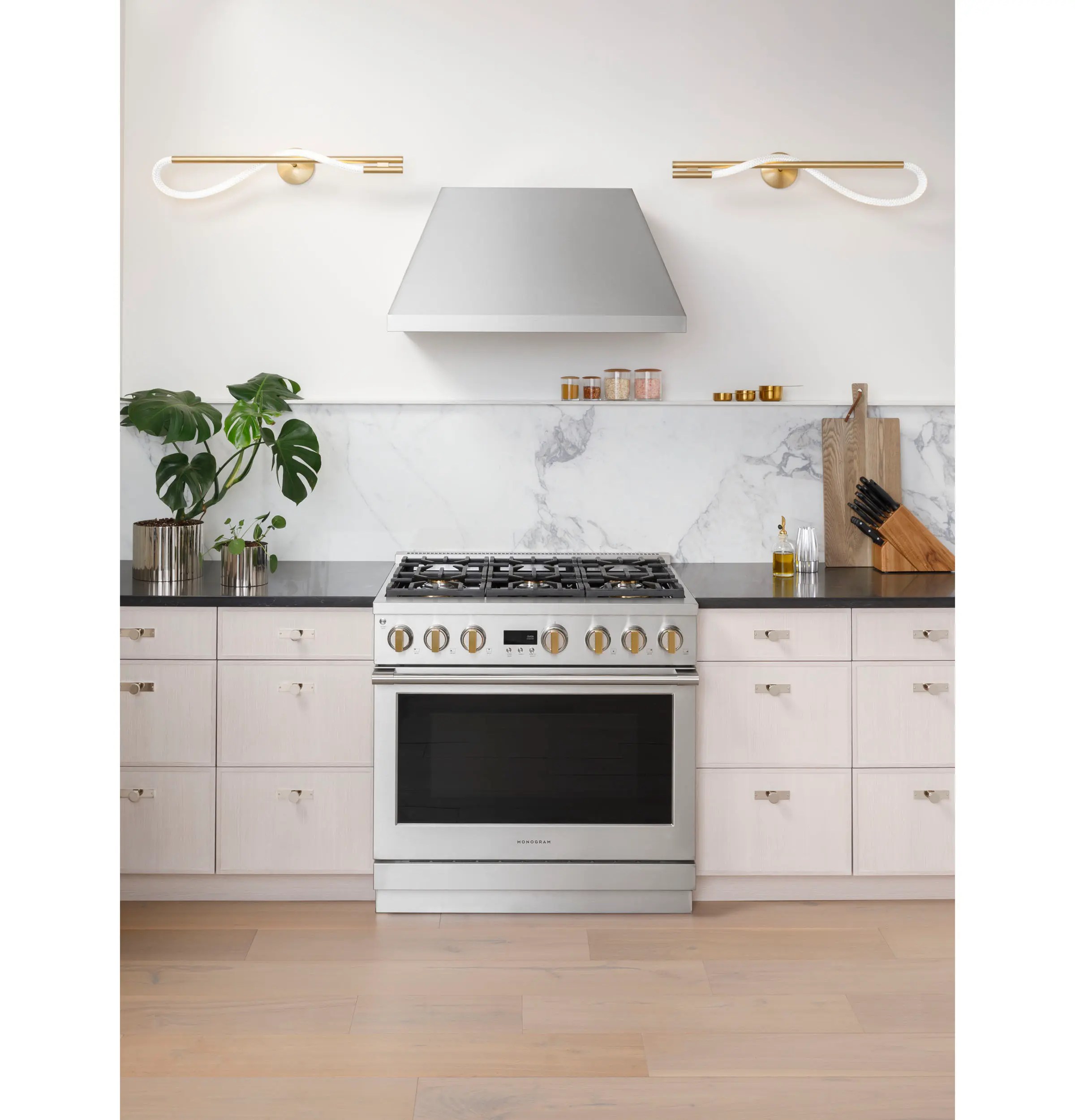From controlled simmers to the perfect sear, monogram ranges are expertly engineered to perform beyond expectations. Zgp364ndtss Monogram Monogram 36 All Gas Professional Range With 4 Burners And Griddle Natural Gas Stainless Steel Metro Appliances More Kitchen Home Appliance Stores