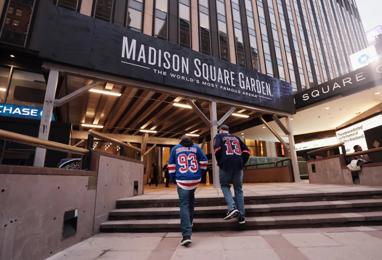 You can also reach the garden via the x1, x10, x17 express buses. Madison Square Garden Entertainment To Acquire Msg Networks Wsj