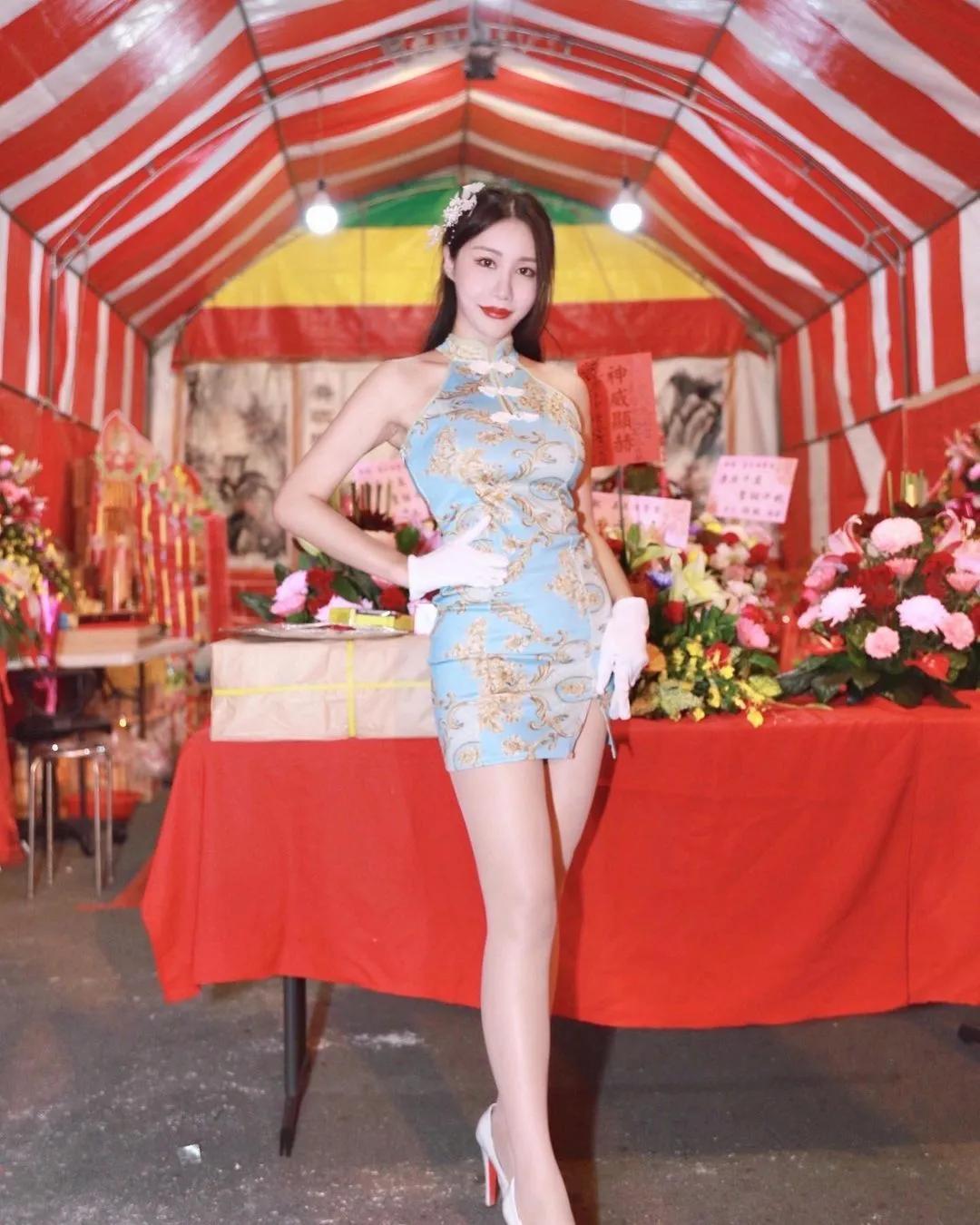 超辣短旗袍礼生「夏小允」细腰美腿曲线曼妙，布料紧贴「32E美胸」粉丝直呼：好适合你！-小湿妹图(2)