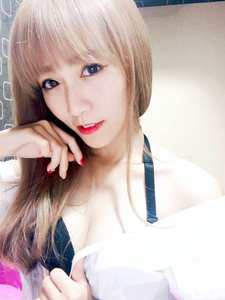 「美乳直播主」颜值逆天！细肩带上衣「大露酥胸」好性感！画面太迷人了…-小湿妹图(9)