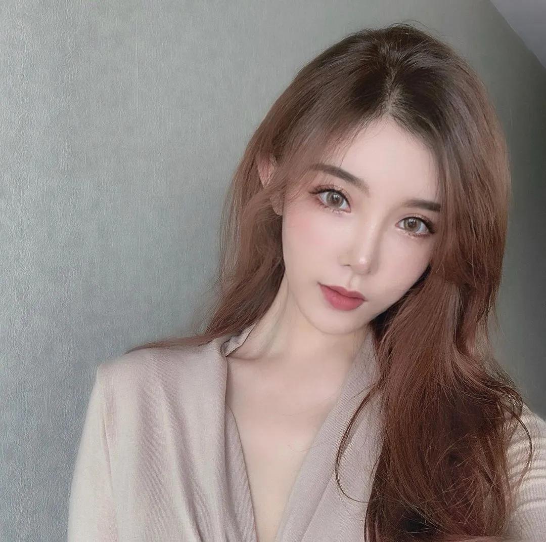 个性美女「王王仙贝」性感撩发大露纸片腰，精巧颜值引领全球雄性暴动！