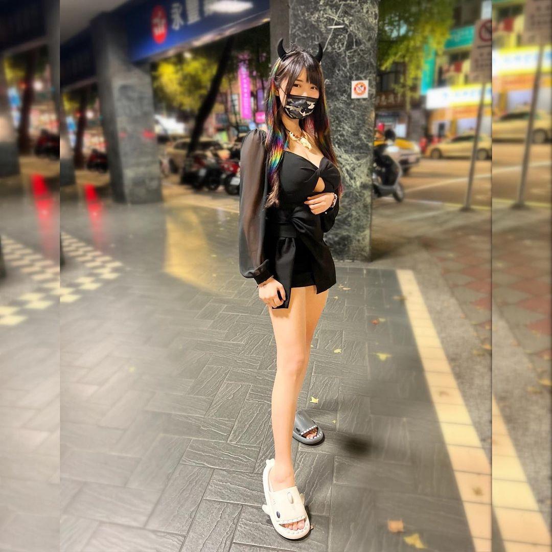 拜见大湿胸！巨乳正妹淋湿搭捷运「透出内衣」　引起网友热议-小湿妹图(9)