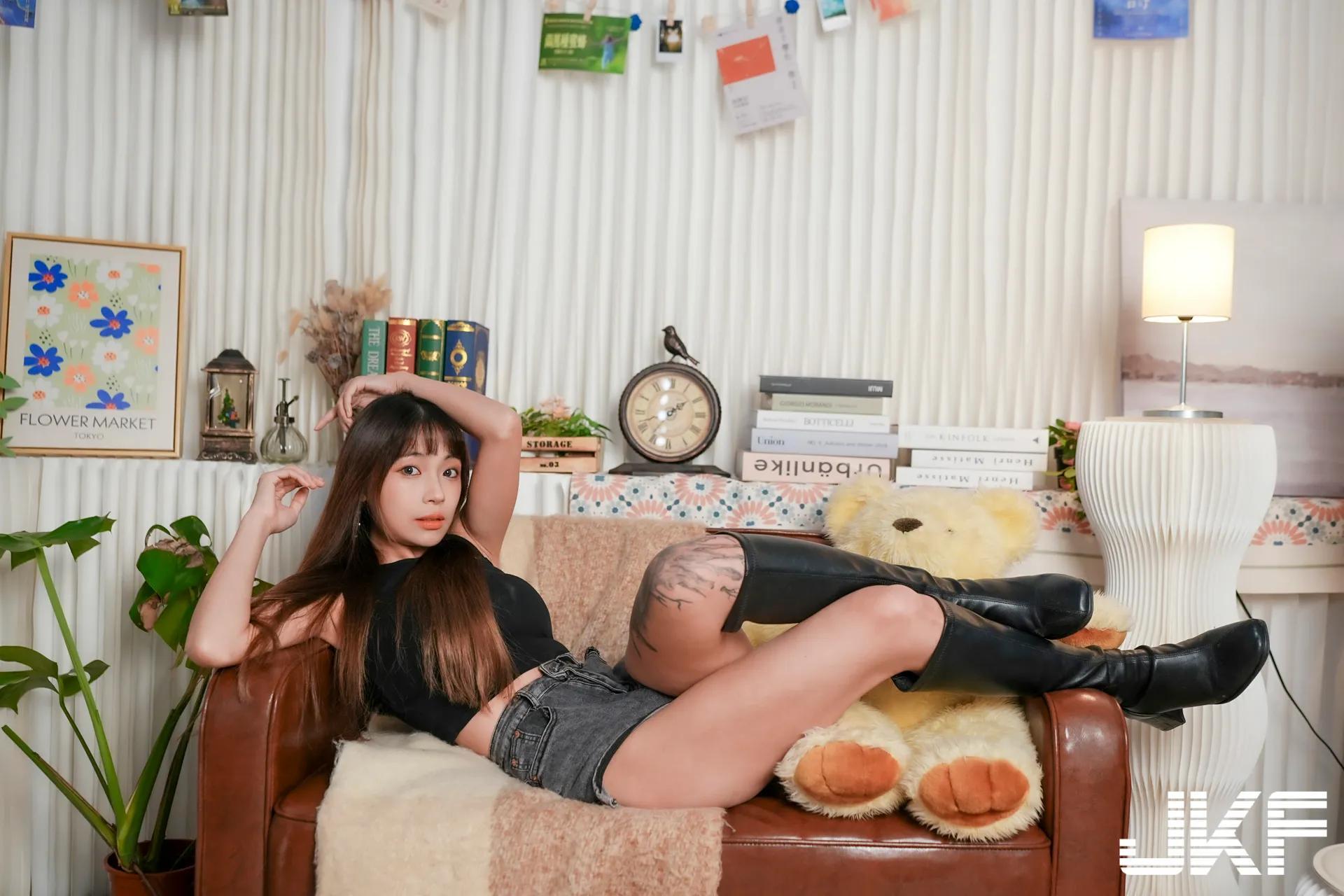 美腿正妹「安然」与你一起火辣作画，「光滑腿部线条」太勾人了！(135)