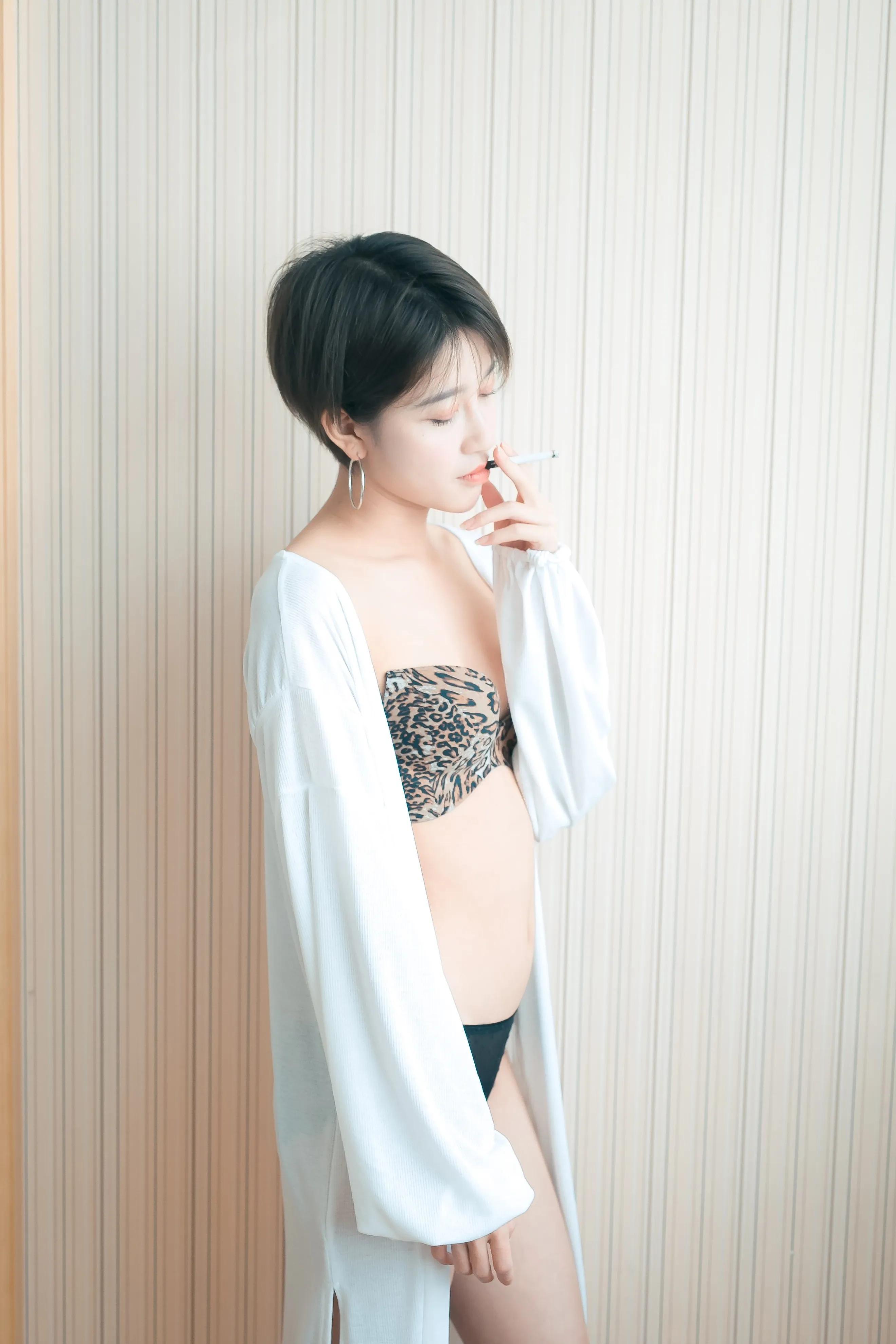 国模王琳2017.08.19私拍套图(三)(68)