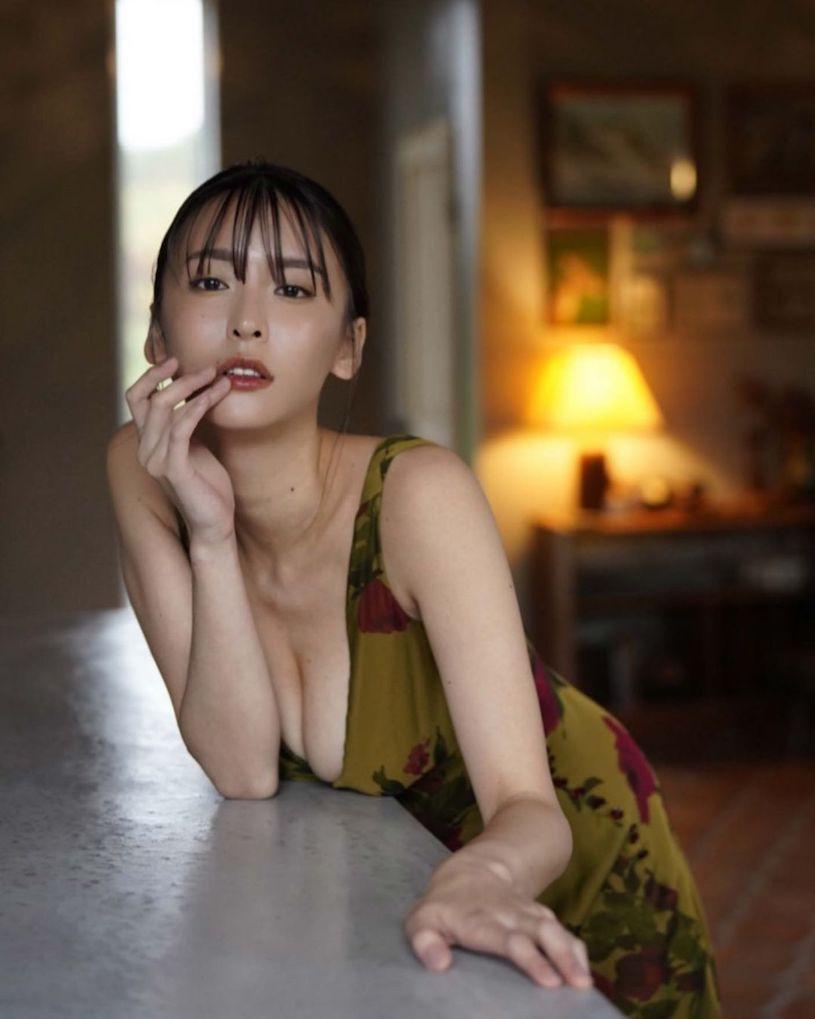 曾为护理师的「G罩杯成熟感正妹」，美背线条超极品！(16)