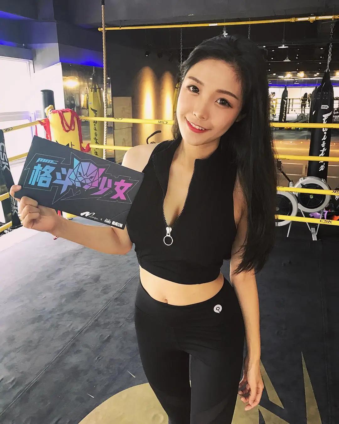 男同事都嗨了！「哒呤儿Winnie」水汪大眼甜笑超酥麻，还有壮观无比的丰满上围不容错过！(13)