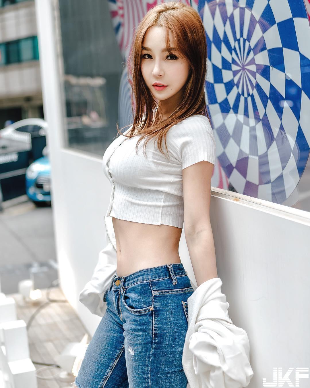 超火辣女DJ「傲人奶球」罩不住！比基尼被巨乳撑到悬空无法服贴！-小湿妹图(12)