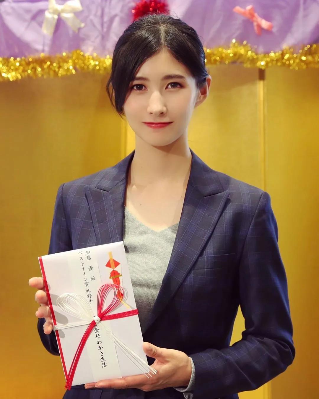 最美「女子职棒球员」笑容甜美让网友恋爱　就算沾满泥巴也可以(3)