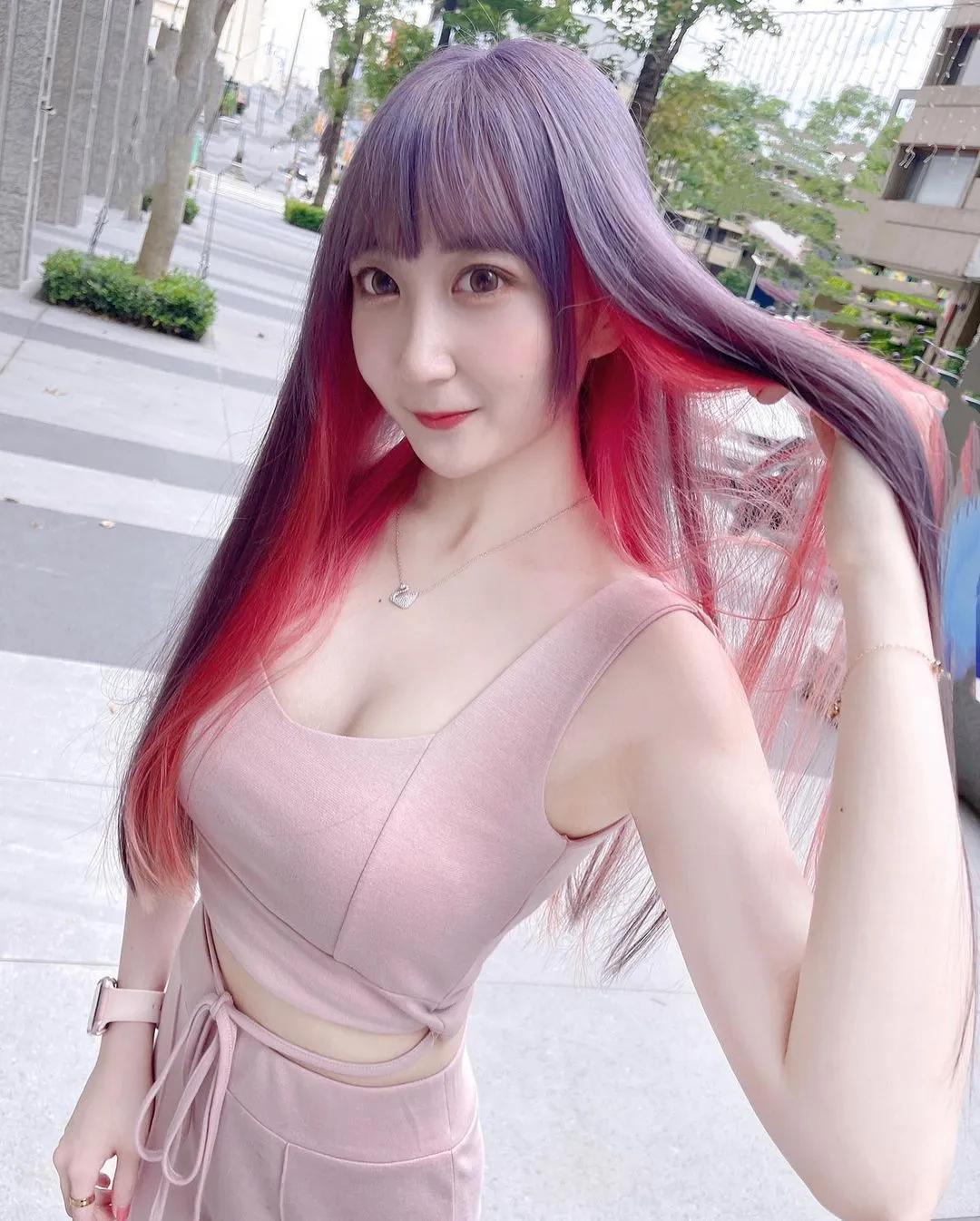 气质正妹「淮淮」好身材藏不住！深沟造型迷人(9)