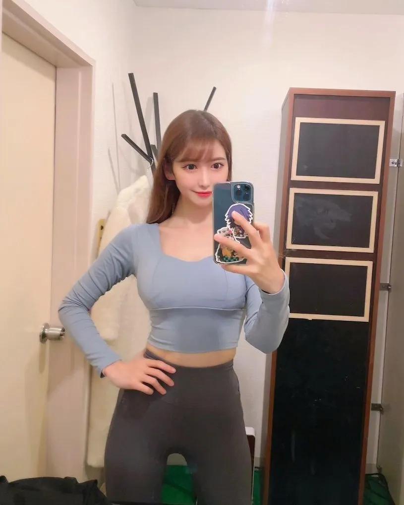 神似明日花的「丰满车头灯妹」，吃烧肉时现出「超辣胸型」！-小湿妹图(16)