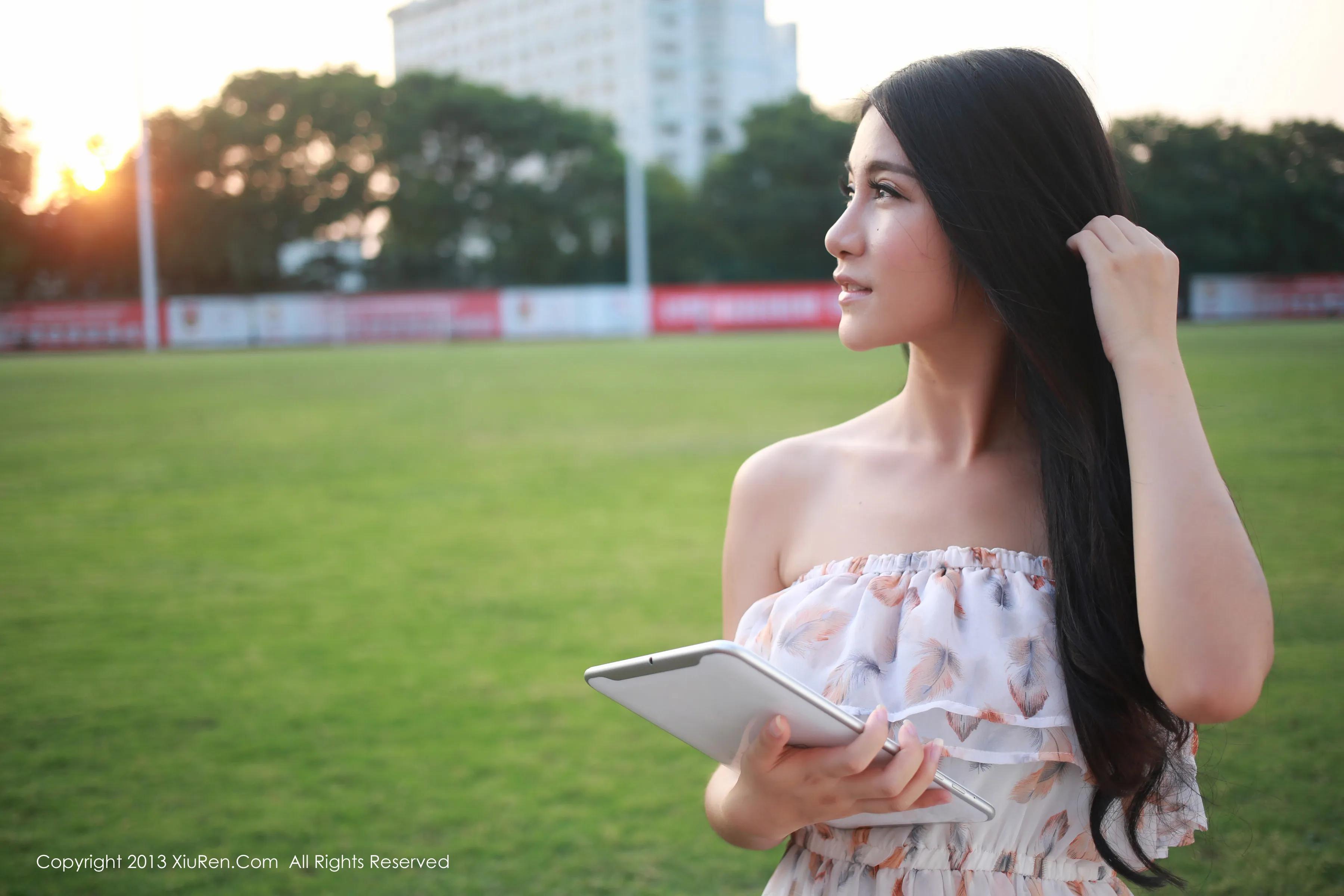 李七喜泳池边晒「超深V美乳」，「白色比基尼」让人越看越过瘾！(37)